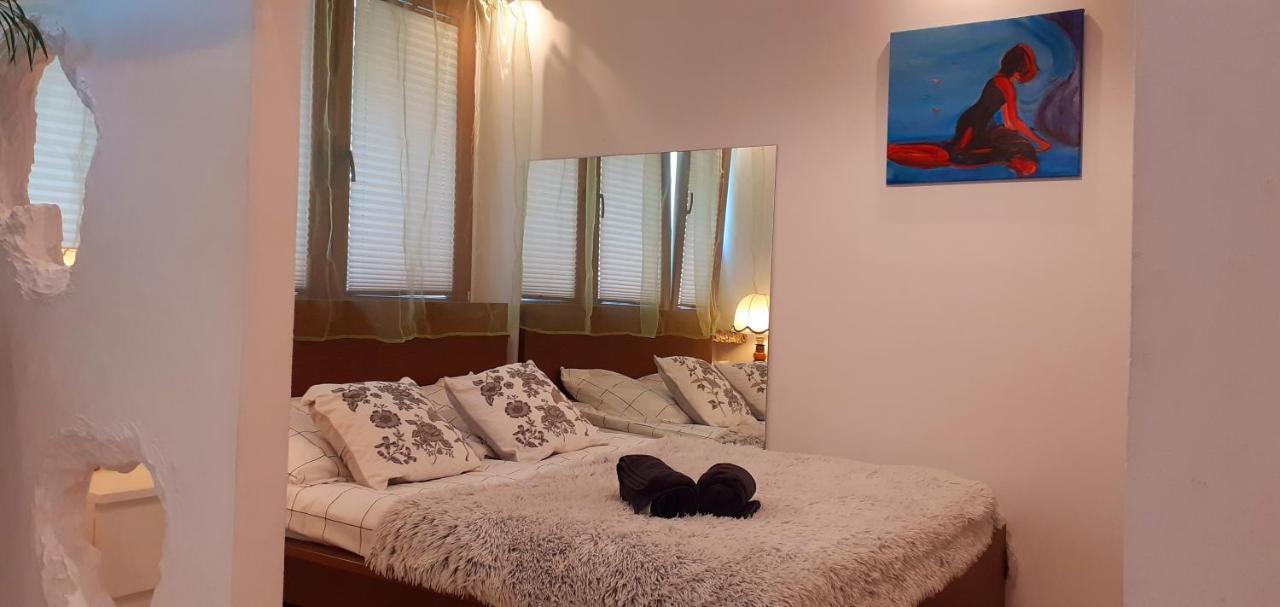 A Beautiful Two-room Art-apartment With A Large Bathtub Smart Tv 100 Channel Netflix Very Fast Internet 600mbs1gbs For 1-3 Guests Apartment Warschau
