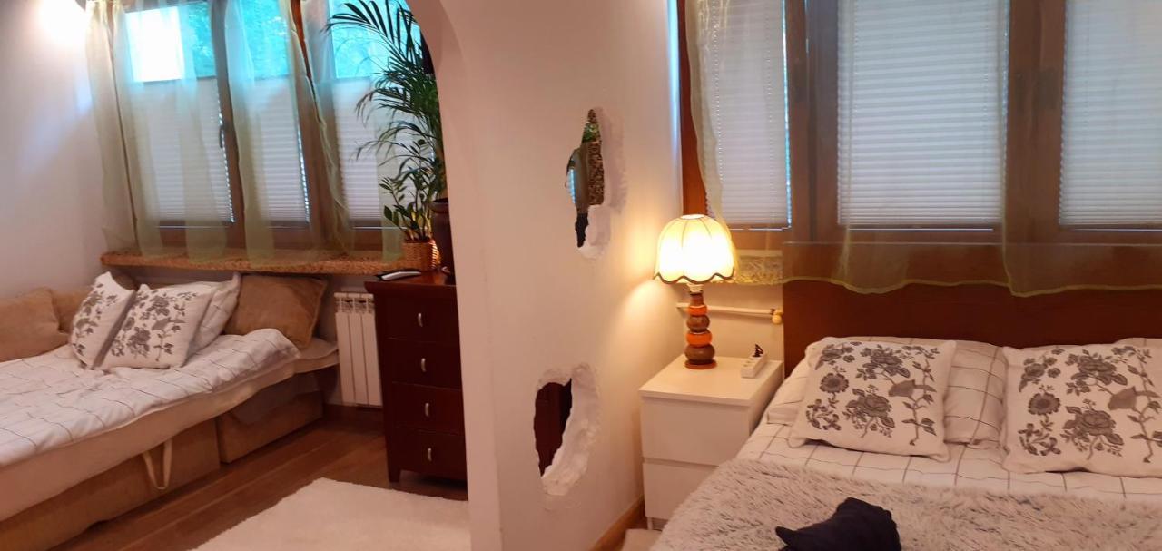 A Beautiful Two-room Art-apartment With A Large Bathtub Smart Tv 100 Channel Netflix Very Fast Internet 600mbs1gbs For 1-3 Guests *