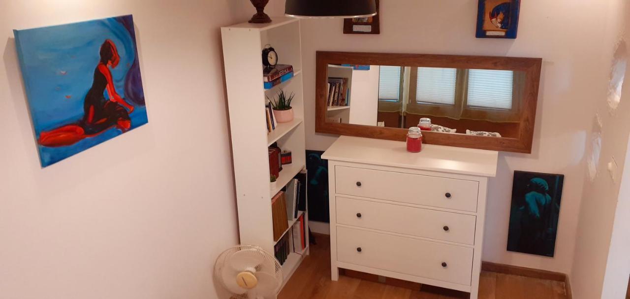 A Beautiful Two-room Art-apartment With A Large Bathtub Smart Tv 100 Channel Netflix Very Fast Internet 600mbs1gbs For 1-3 Guests * Warschau