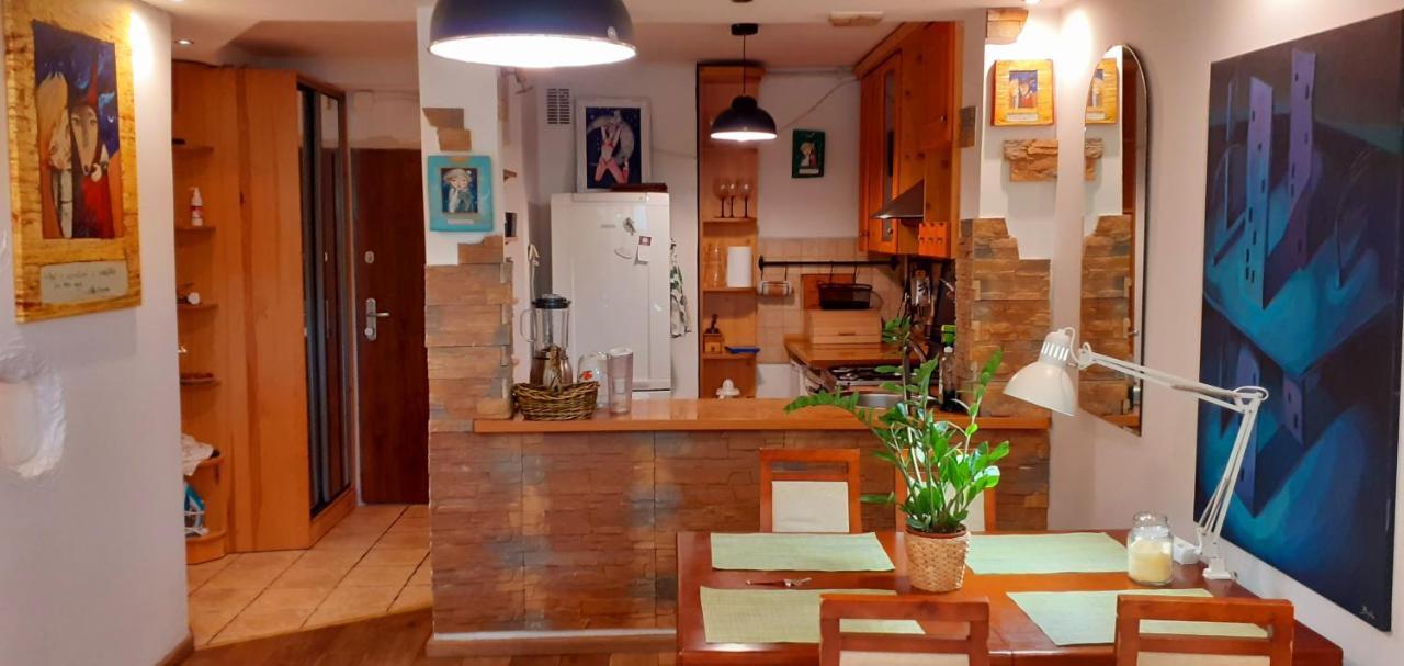 A Beautiful Two-room Art-apartment With A Large Bathtub Smart Tv 100 Channel Netflix Very Fast Internet 600mbs1gbs For 1-3 Guests Apartment *