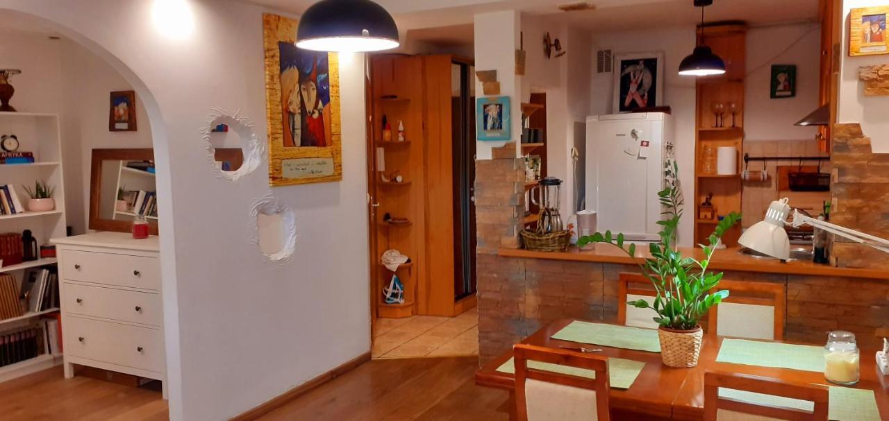 Apartment A Beautiful Two-room Art-apartment With A Large Bathtub Smart Tv 100 Channel Netflix Very Fast Internet 600mbs1gbs For 1-3 Guests