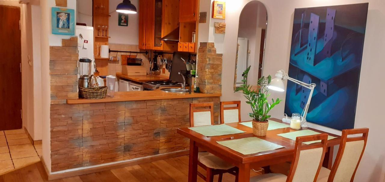 A Beautiful Two-room Art-apartment With A Large Bathtub Smart Tv 100 Channel Netflix Very Fast Internet 600mbs1gbs For 1-3 Guests *