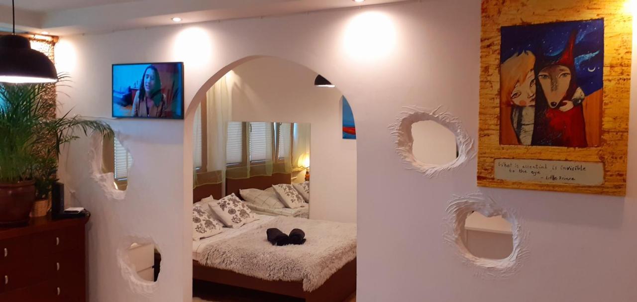 Apartment A Beautiful Two-room Art-apartment With A Large Bathtub Smart Tv 100 Channel Netflix Very Fast Internet 600mbs1gbs For 1-3 Guests *