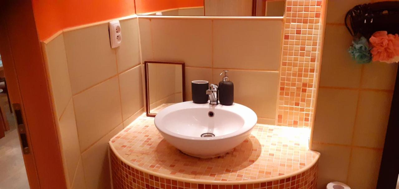 A Beautiful Two-room Art-apartment With A Large Bathtub Smart Tv 100 Channel Netflix Very Fast Internet 600mbs1gbs For 1-3 Guests *