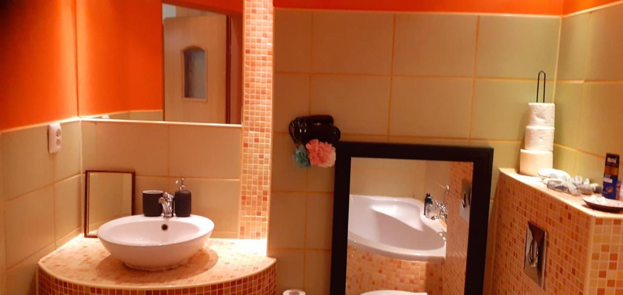 A Beautiful Two-room Art-apartment With A Large Bathtub Smart Tv 100 Channel Netflix Very Fast Internet 600mbs1gbs For 1-3 Guests * Warschau