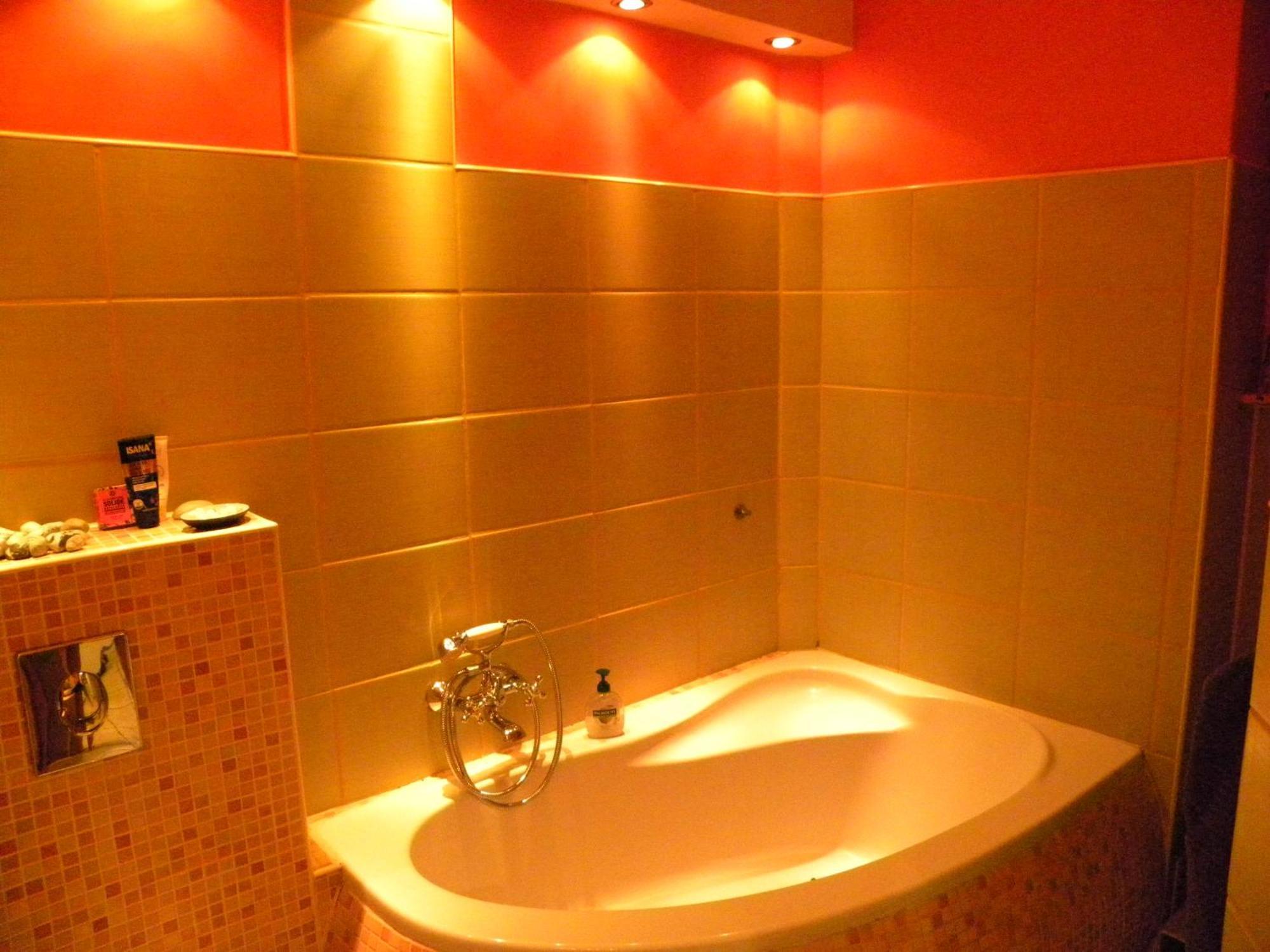 Apartment A Beautiful Two-room Art-apartment With A Large Bathtub Smart Tv 100 Channel Netflix Very Fast Internet 600mbs1gbs For 1-3 Guests