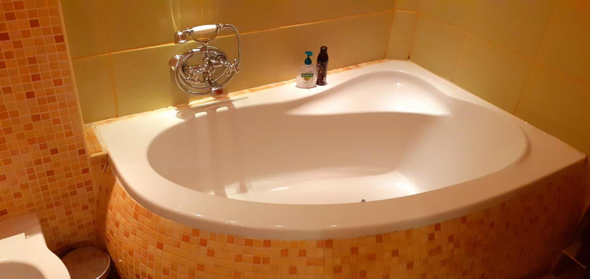 A Beautiful Two-room Art-apartment With A Large Bathtub Smart Tv 100 Channel Netflix Very Fast Internet 600mbs1gbs For 1-3 Guests Apartment