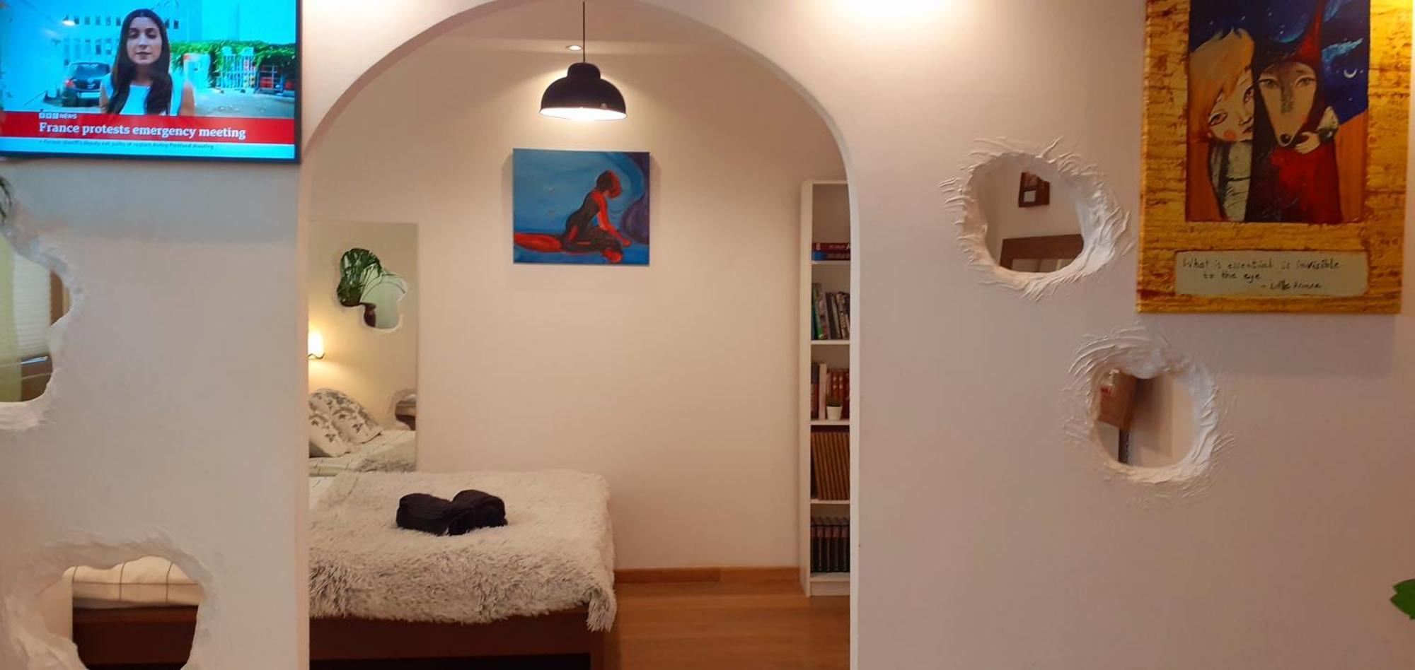 A Beautiful Two-room Art-apartment With A Large Bathtub Smart Tv 100 Channel Netflix Very Fast Internet 600mbs1gbs For 1-3 Guests Apartment Warschau