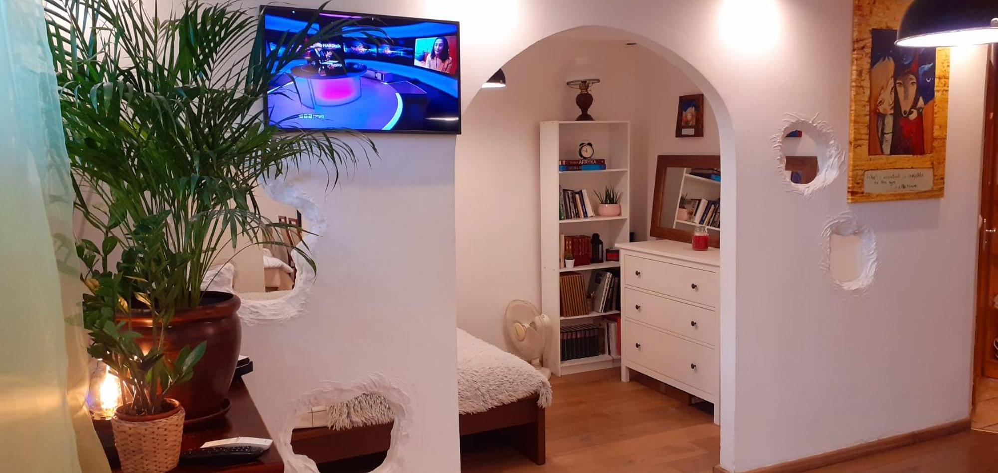 A Beautiful Two-room Art-apartment With A Large Bathtub Smart Tv 100 Channel Netflix Very Fast Internet 600mbs1gbs For 1-3 Guests *